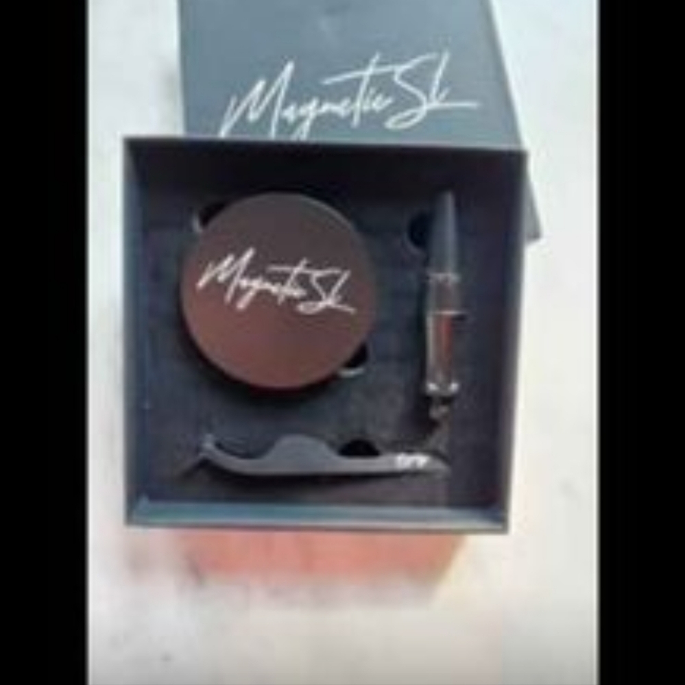 Magnetic SL Eyelash Kit by Kourtney Kardashian